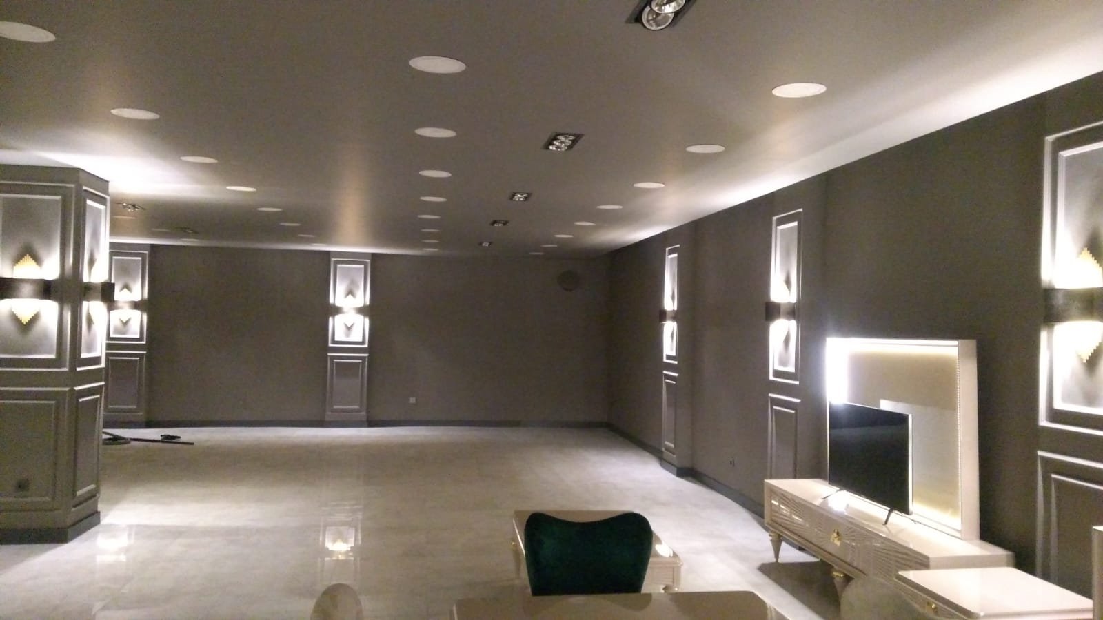 Geniş Salon ve Duvar Çıtaları
